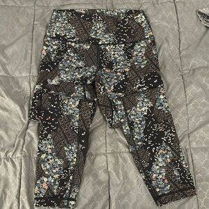 Lululemon black butterfly floral crop size 8